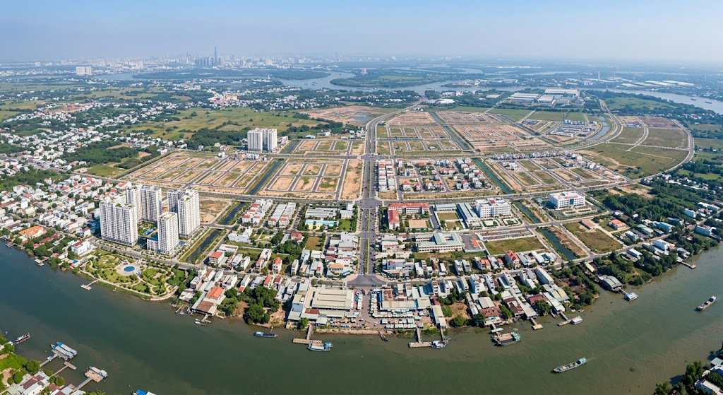 Toàn cảnh khu vực xã Phú Đông, huyện Nhơn Trạch nhìn từ flycam, thấy rõ đường bờ sông Đồng Nai và các khu đất nền đang phân lô năm 2026