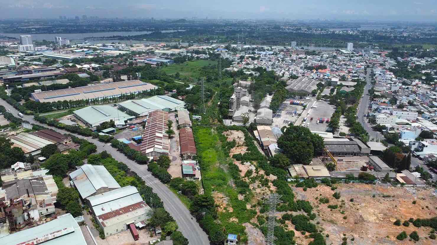 Toàn cảnh khu dân cư phân lô lâu đời tại phường An Bình, TP. Biên Hòa, Đồng Nai nhìn từ trên cao – các lô đất chen chúc sát hàng rào khu công nghiệp Amata