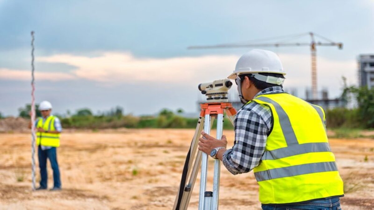 Kỹ sư trắc địa Đo Đạc Bình Thuận đang dùng máy GNSS RTK định vị góc công trình nhà phố tại khu đô thị mới Long Thành, Đồng Nai, buổi sáng sớm